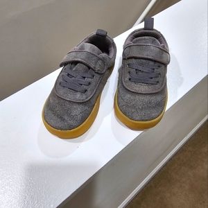 Sneakers in 100% cowhide leather. Stretch laces and adhesivestrap closure. Inter